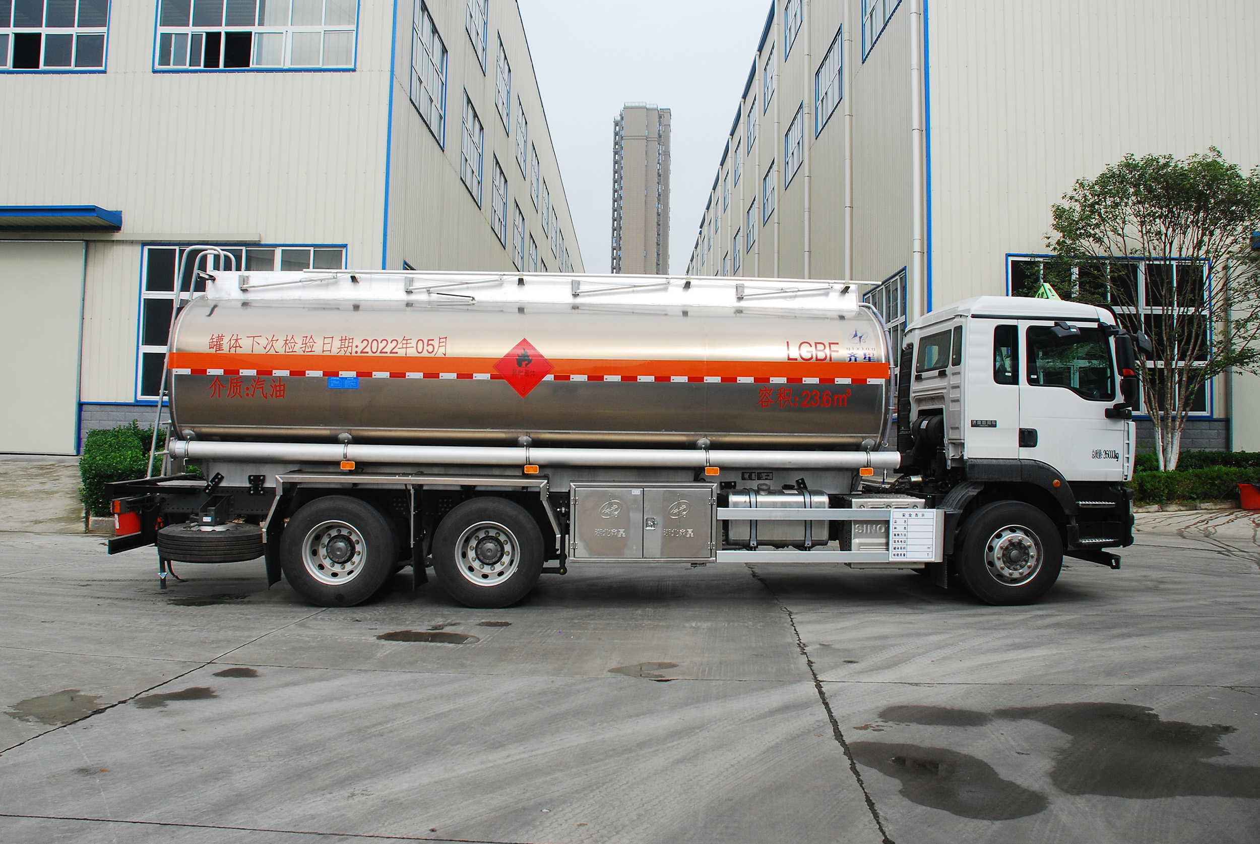 汕德卡后八轮23.6方油罐车,汕德卡后八轮15吨油罐车