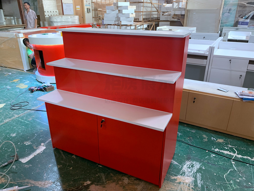 靠橱窗展示矮柜,正面做木质白色 红色烤漆,阶梯式层板,底部做储物柜装