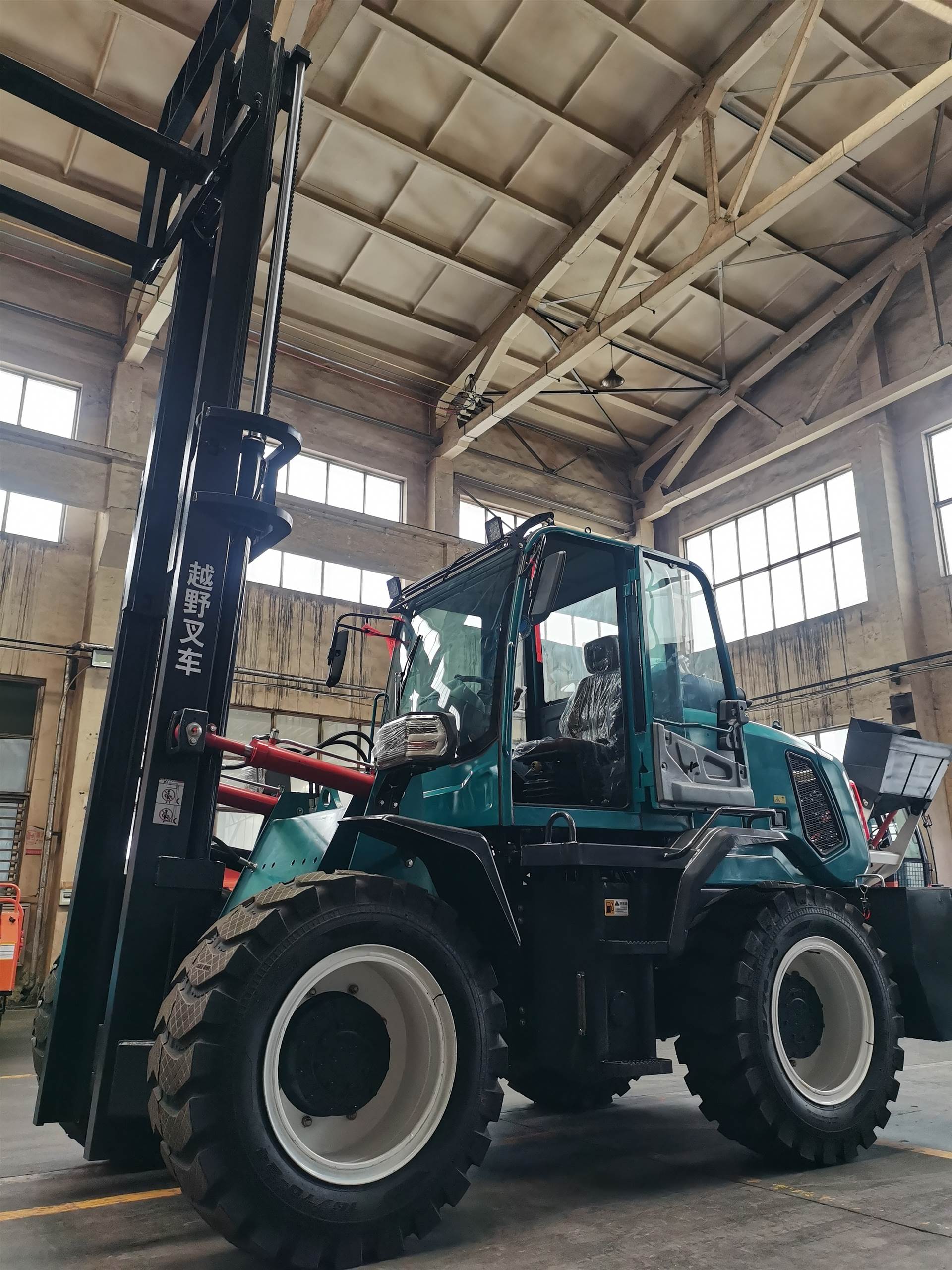 越野四驱叉车5吨四驱越野叉车全封闭越野叉车出售厂家