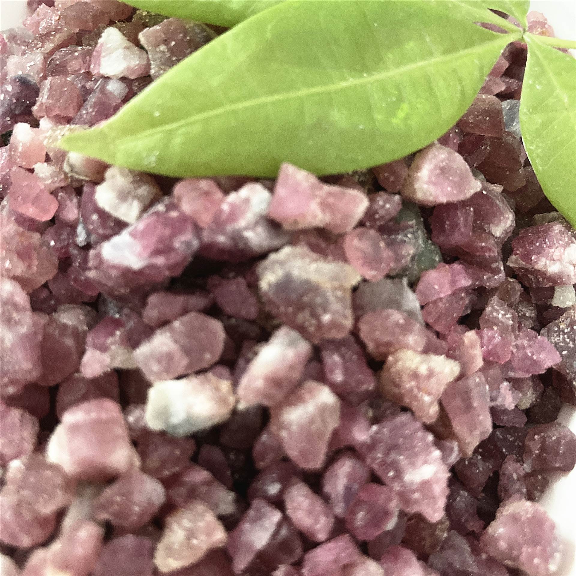 彩色电气石原矿紫红色碧玺颗粒粉色托玛琳原矿颗粒彩色碧玺