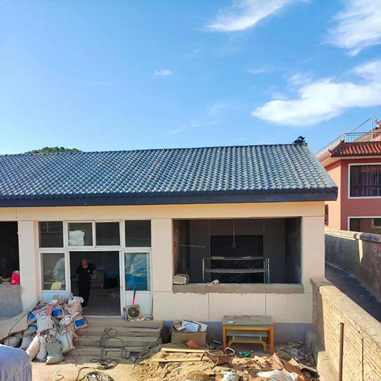 合成树脂瓦具有颜色持久,质轻,自,坚韧,保温隔热,隔音,耐腐蚀,抗风,抗