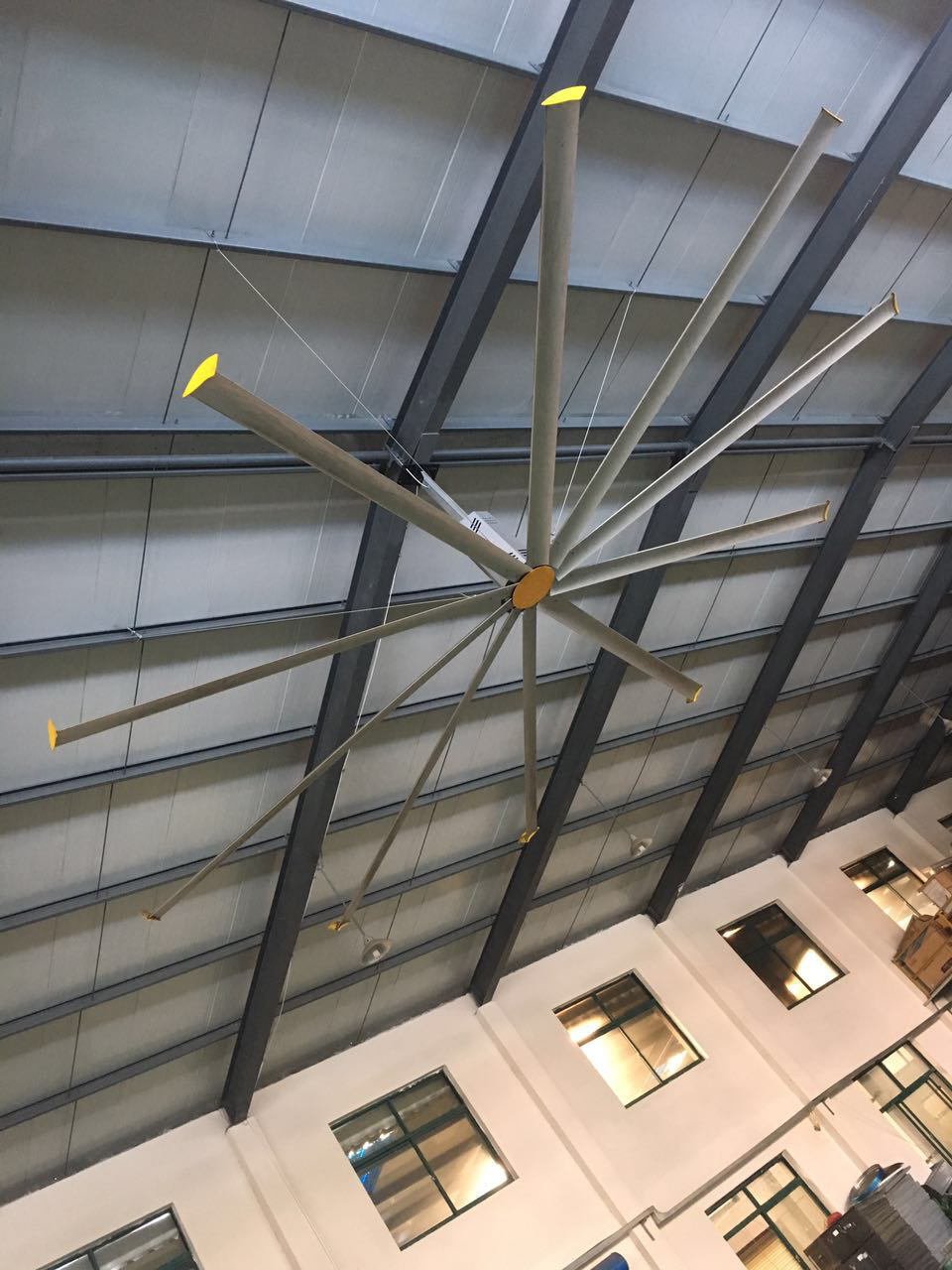 大型工业风扇显而易见的突出特质是它的降温方式简单直接,通过扇叶