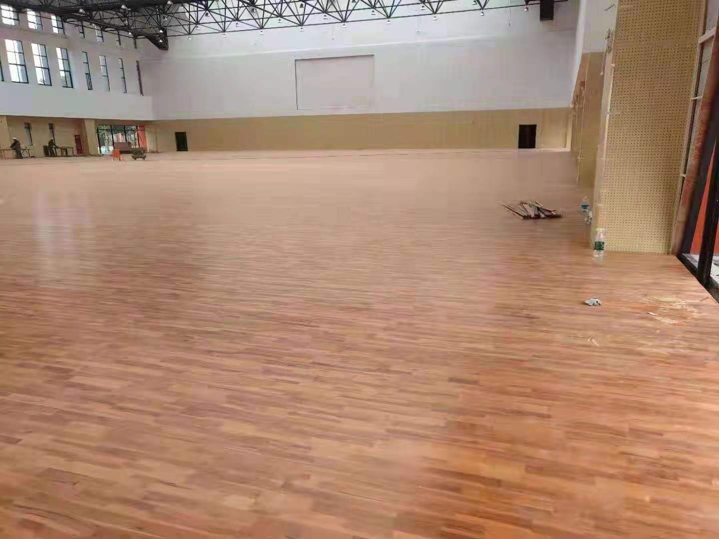 安装篮球馆木地板|江苏篮球馆的运动木地板安装过程