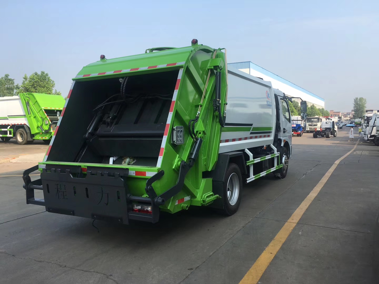 大型8方压缩垃圾车