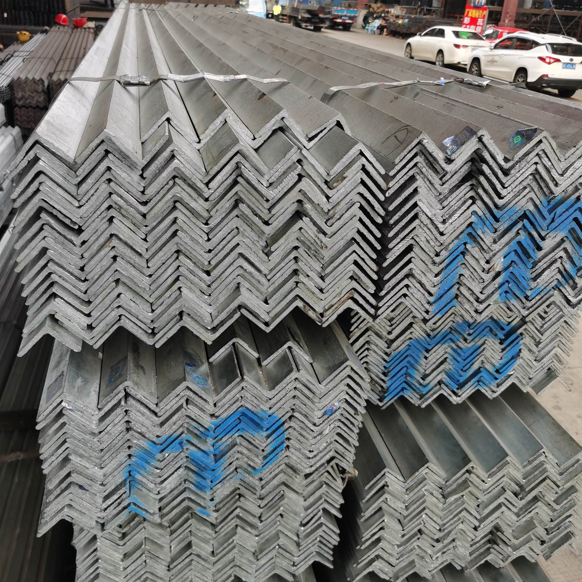 多孔角钢 室内镀锌角铁 50x50热轧镀锌角铁 乾朗钢铁 揭阳工程直供