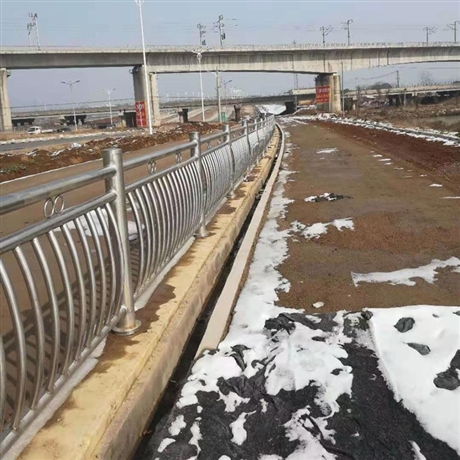 护栏不锈钢立柱 桥梁不锈钢复合管护栏 不锈钢围墙栏杆厂家