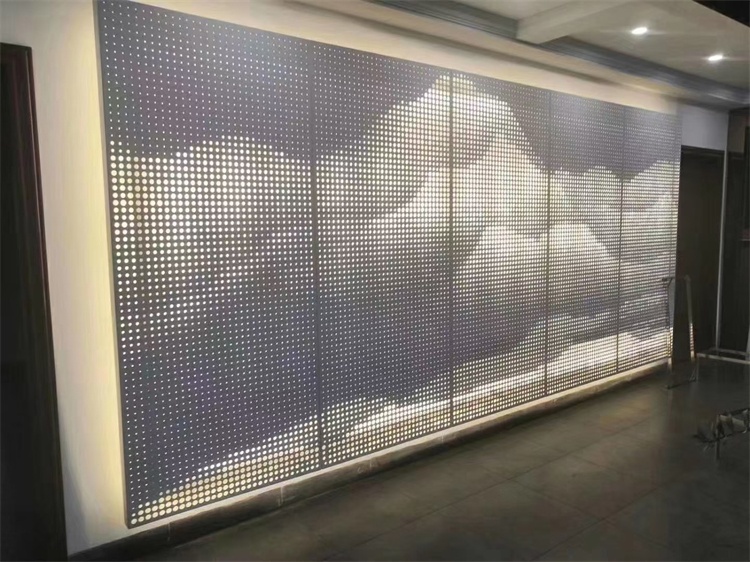 采用先加工后喷漆工艺,铝板可加工成平面,弧型和球面等各种复杂几何