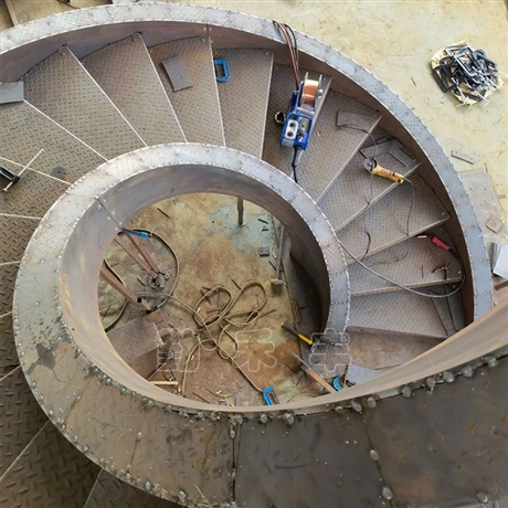 勤禾丰三层旋转楼梯龙骨旋转楼梯新式旋转楼梯-搜了网