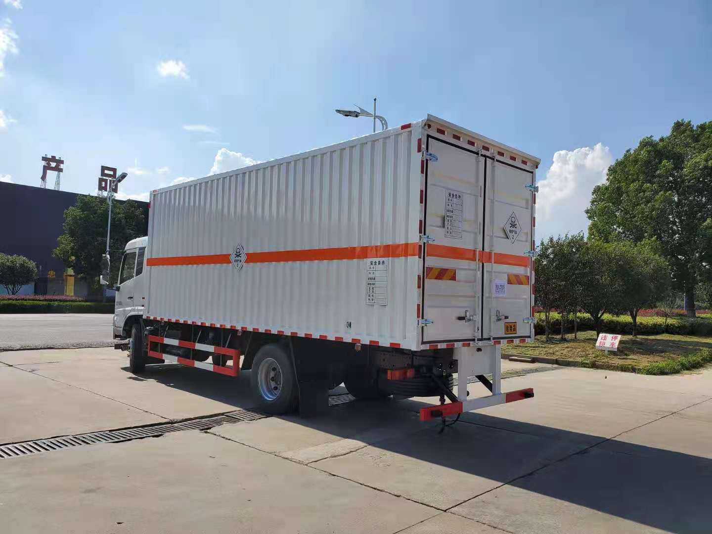 瓦楞板)是根据客户要求所定制,该车还可以定制矮厢体,车厢顶部可以做