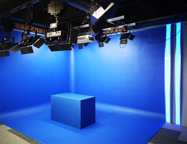 虚拟演播室蓝箱维护抠像地胶vs免漆拼接蓝箱