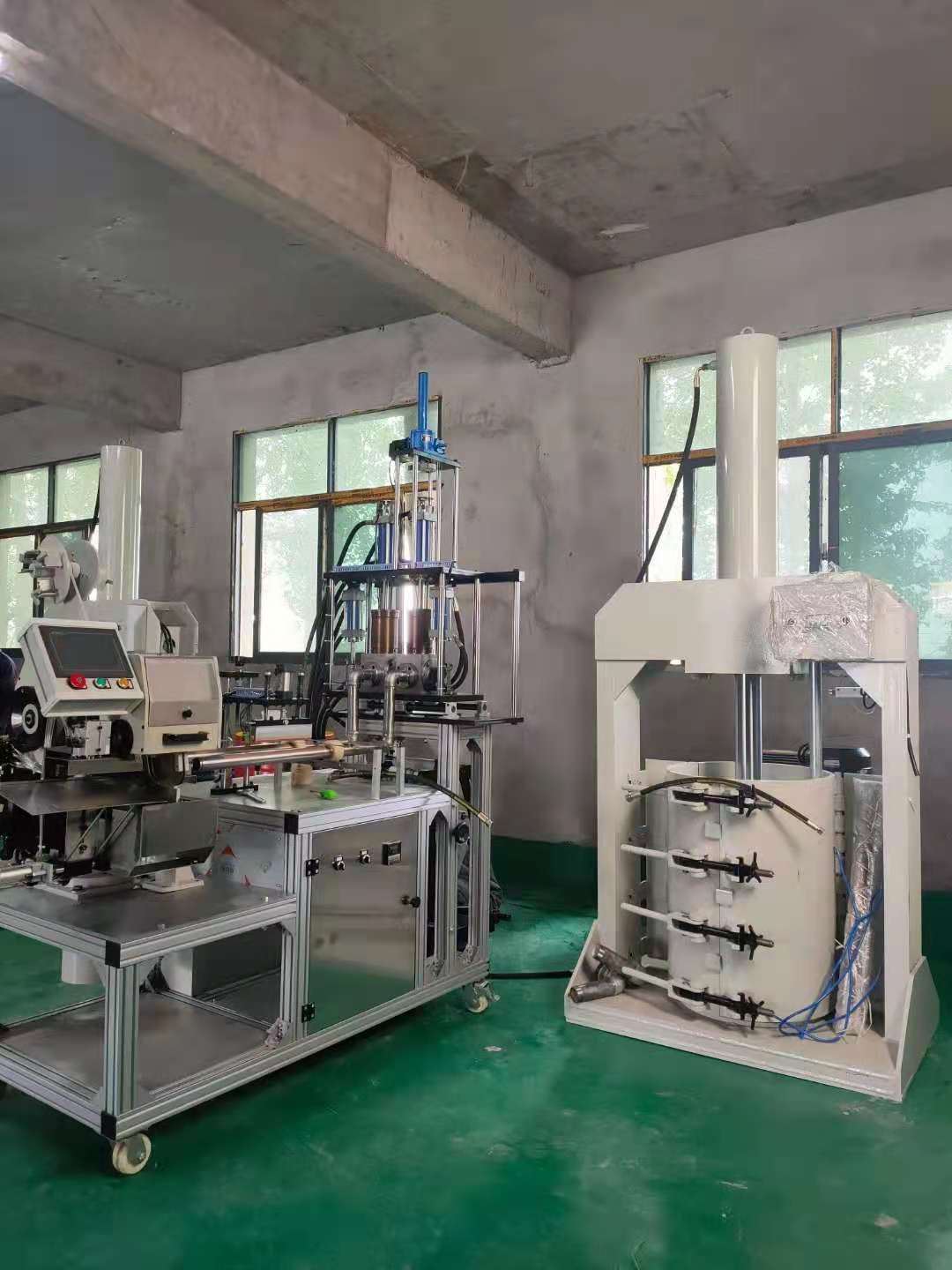 我厂生产的玻璃胶的设备有对产量要求不高的小型企业的半自动生产设备