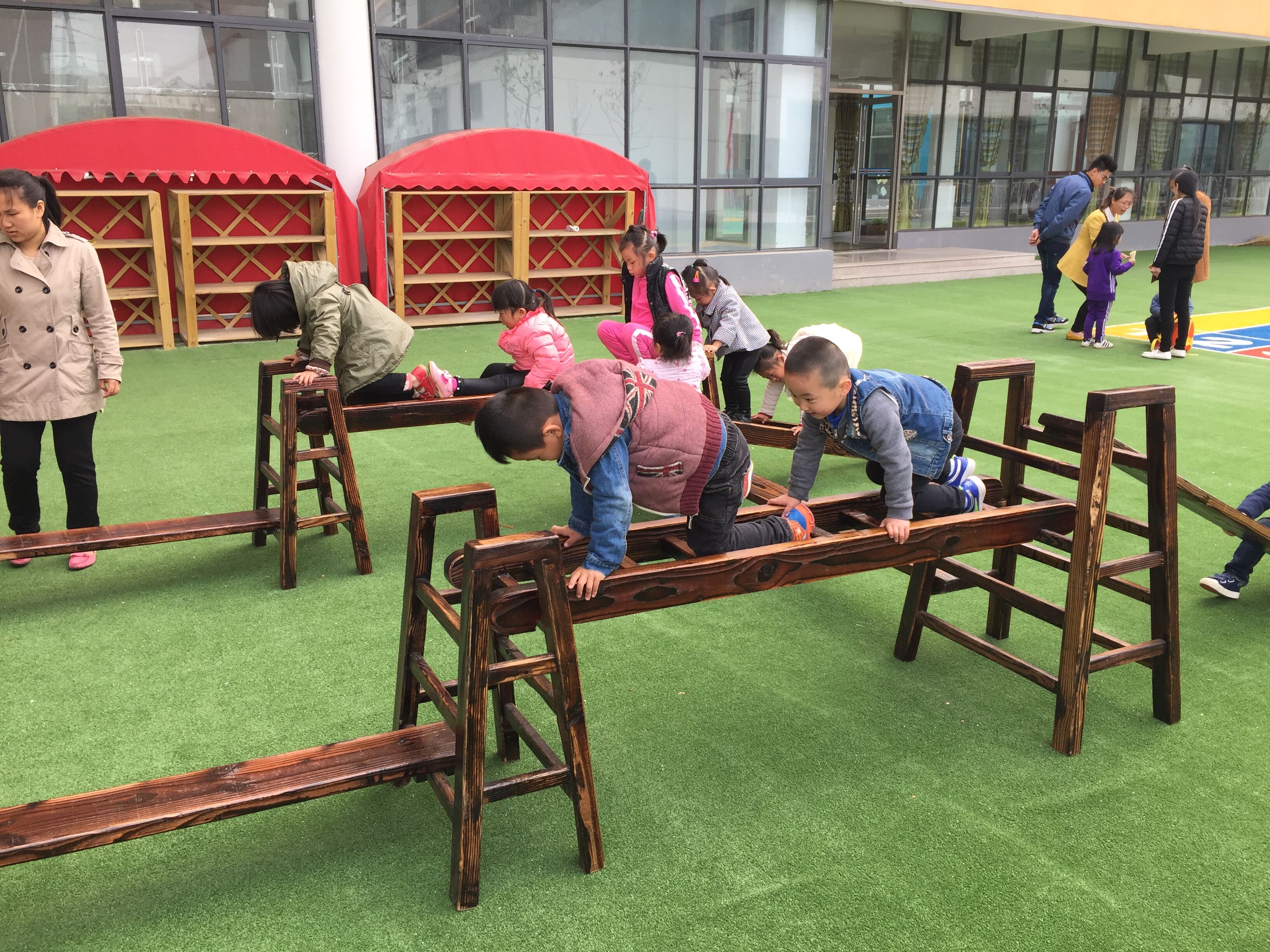 户外幼儿园木质体能游戏自主游戏组合16件套碳化平衡板攀爬架