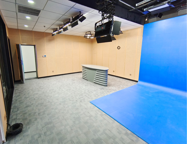 光系统设备 产品描述校园电视台小型演播室灯具主要有:背景光,逆光,顶