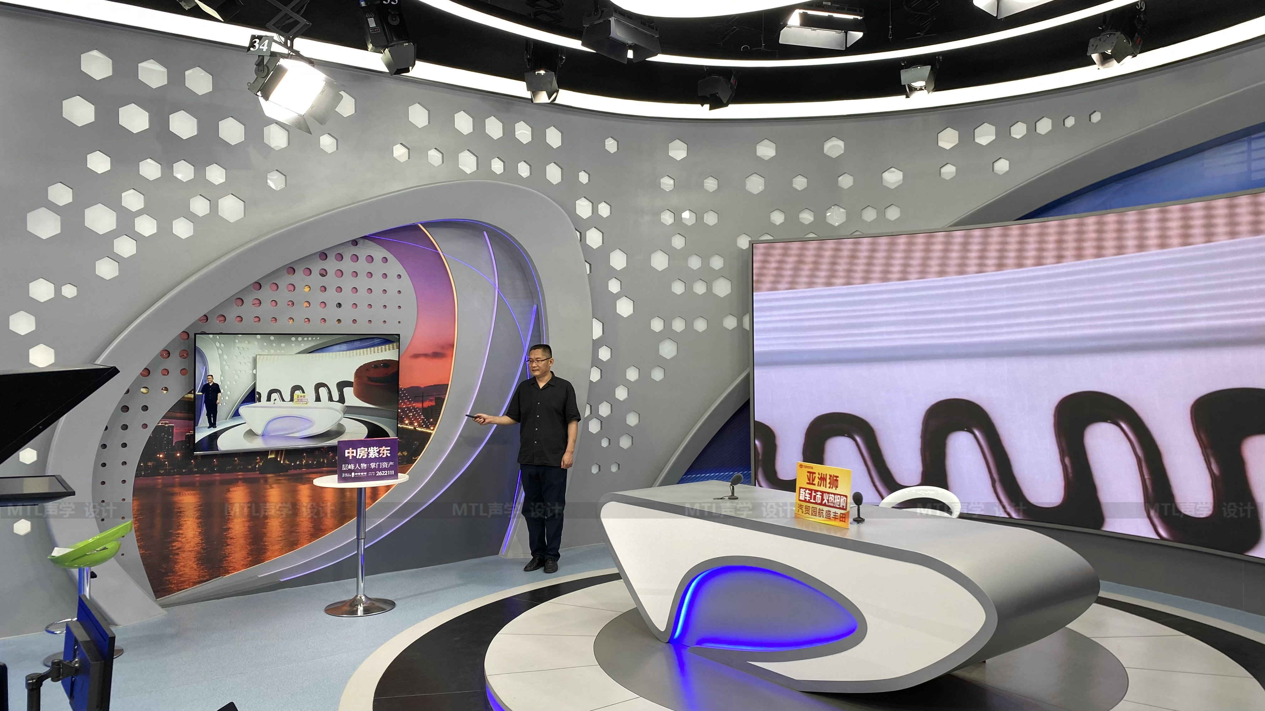 融媒体校园电视台演播室虚拟演播室系统演播室效果图