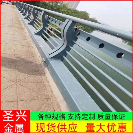 厂家定做四横梁桥梁防撞护栏 无缝管防撞护栏 绿色防撞立柱 圣兴质量好