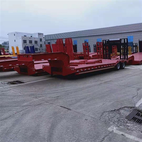 挖机运输板车 三桥平板拖挂车 十三米轻型低平板半挂车 营运挂牌