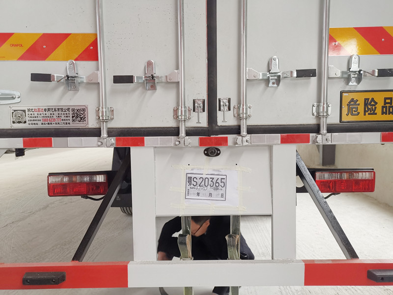 东风D9国六易燃液体厢式运输车 油漆涂料运送车价格 3类危险品运输车厂家