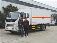 湖南福田排半卧铺炸药车配备防爆轮胎