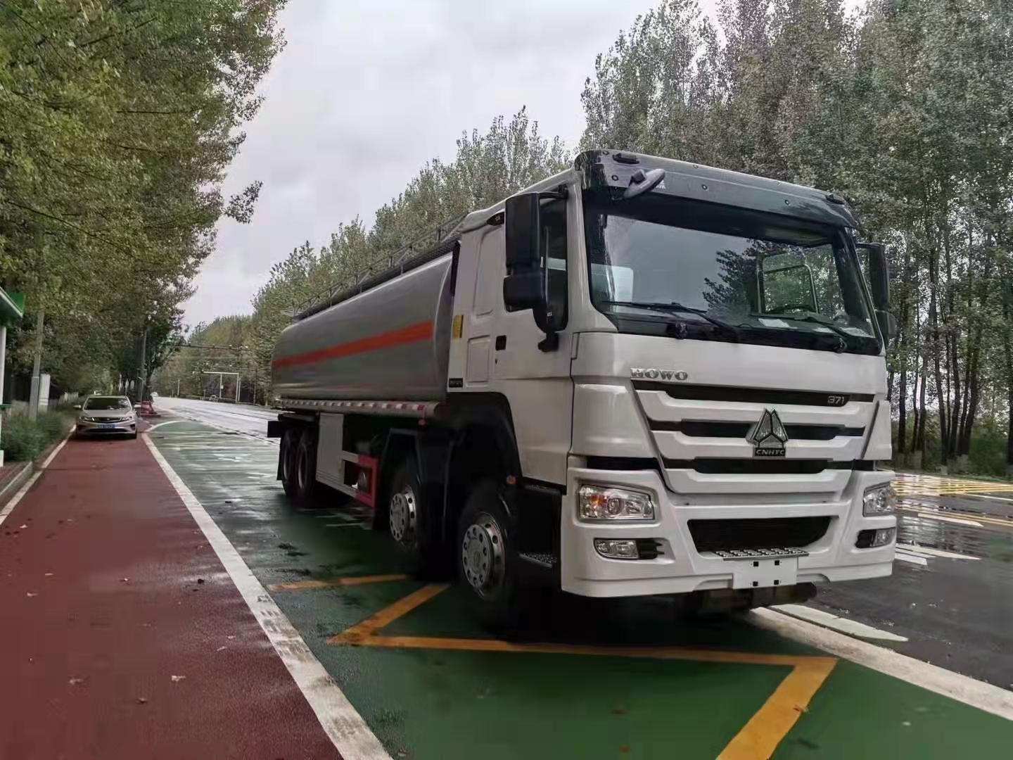 重汽豪沃40立方出口运油车可运输汽油,柴油等三类危险品,该车可定制