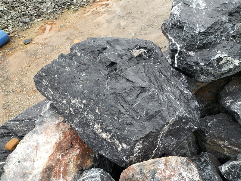 自然野山石黑山石黑色石材野山石图庭院点缀黑山石