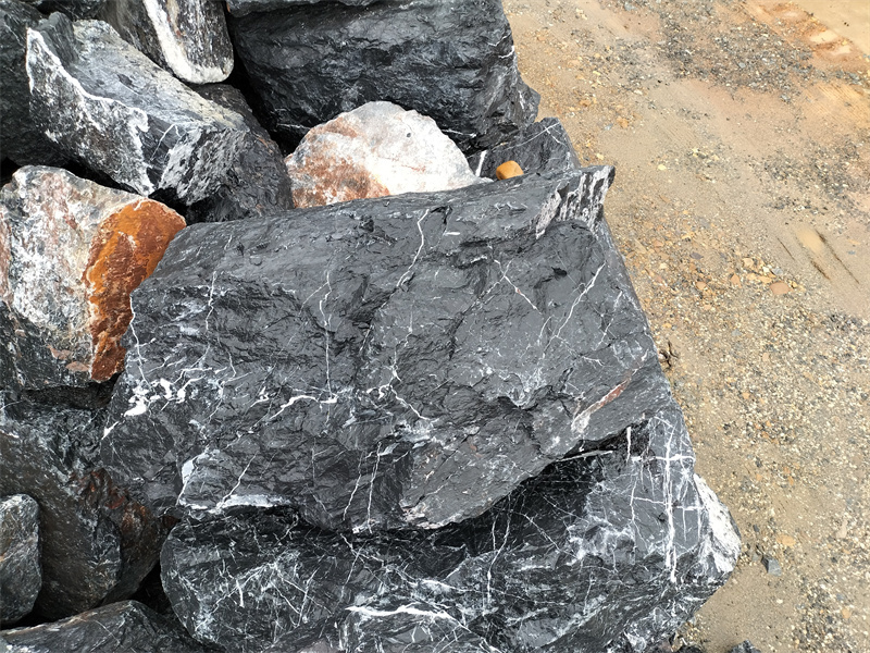 自然野山石黑山石黑色石材野山石图庭院点缀黑山石