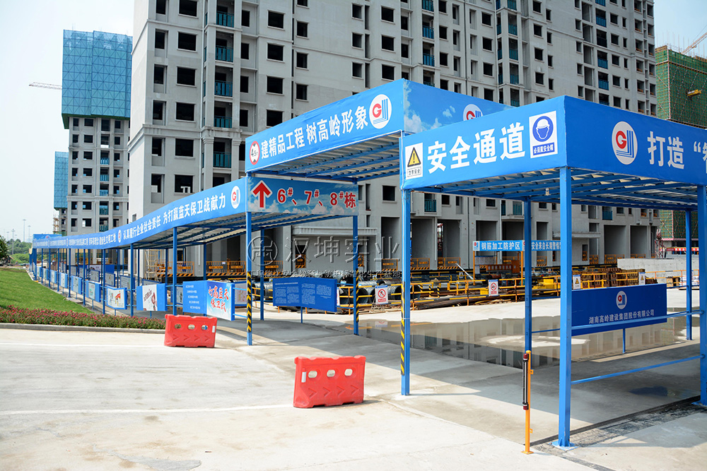 街面人行通道距离施工建筑达不到安全距离时,必须搭设用于行人通行的