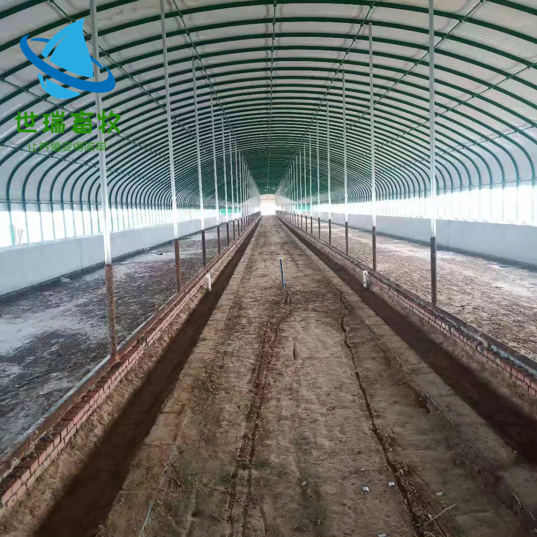 1,牛棚选地养牛大棚的建设地可以选择在地势高燥,背风向阳,有缓坡