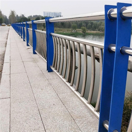 河南三门峡 不锈钢栅栏厂家 道路不锈钢护栏 热镀锌钢管护栏价格