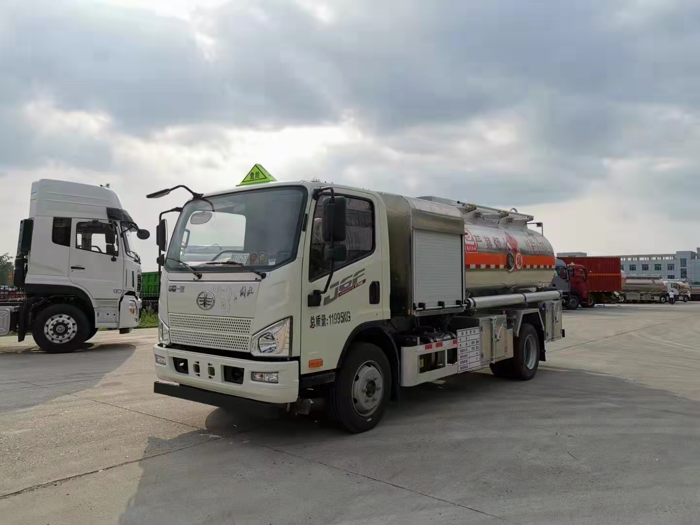 飞机加油车,8.1方飞机加油车