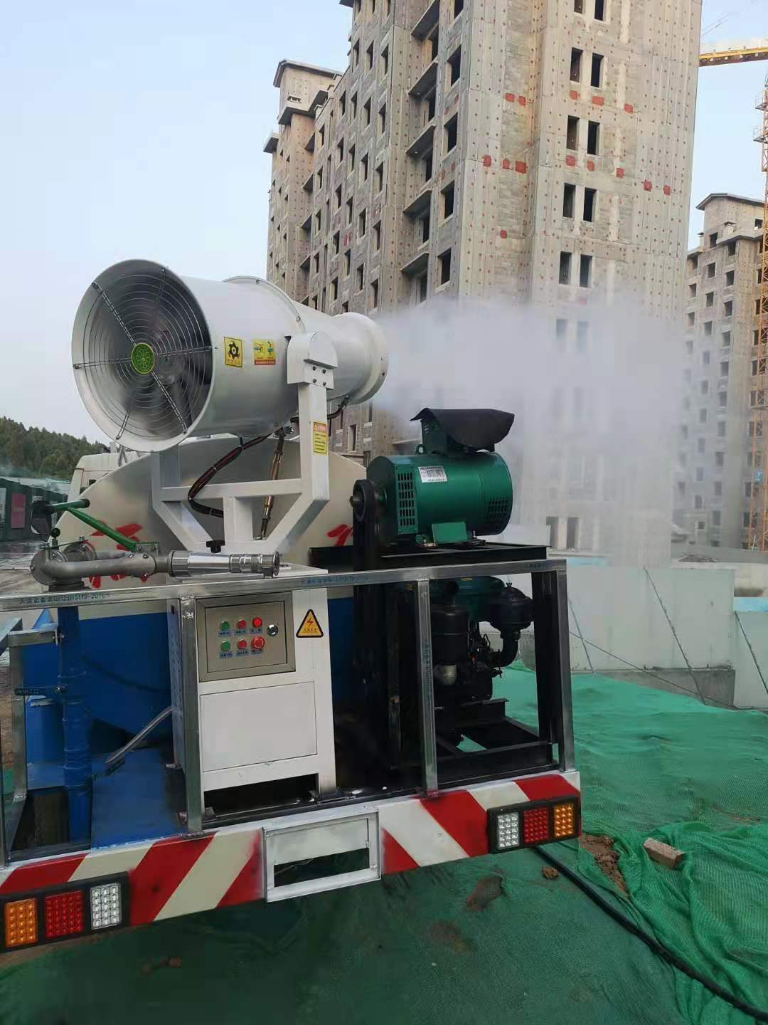 雾炮机在实际使用中,喷出的水雾像毛毛细雨一样随风飘散,飘在脸上就像