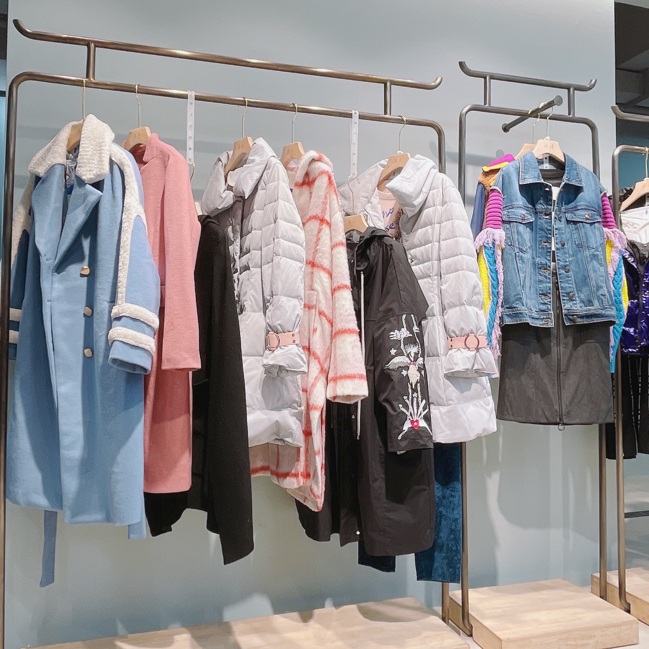 广州折扣女装芭蒂娜电商直播货源一手货源品牌折扣加盟