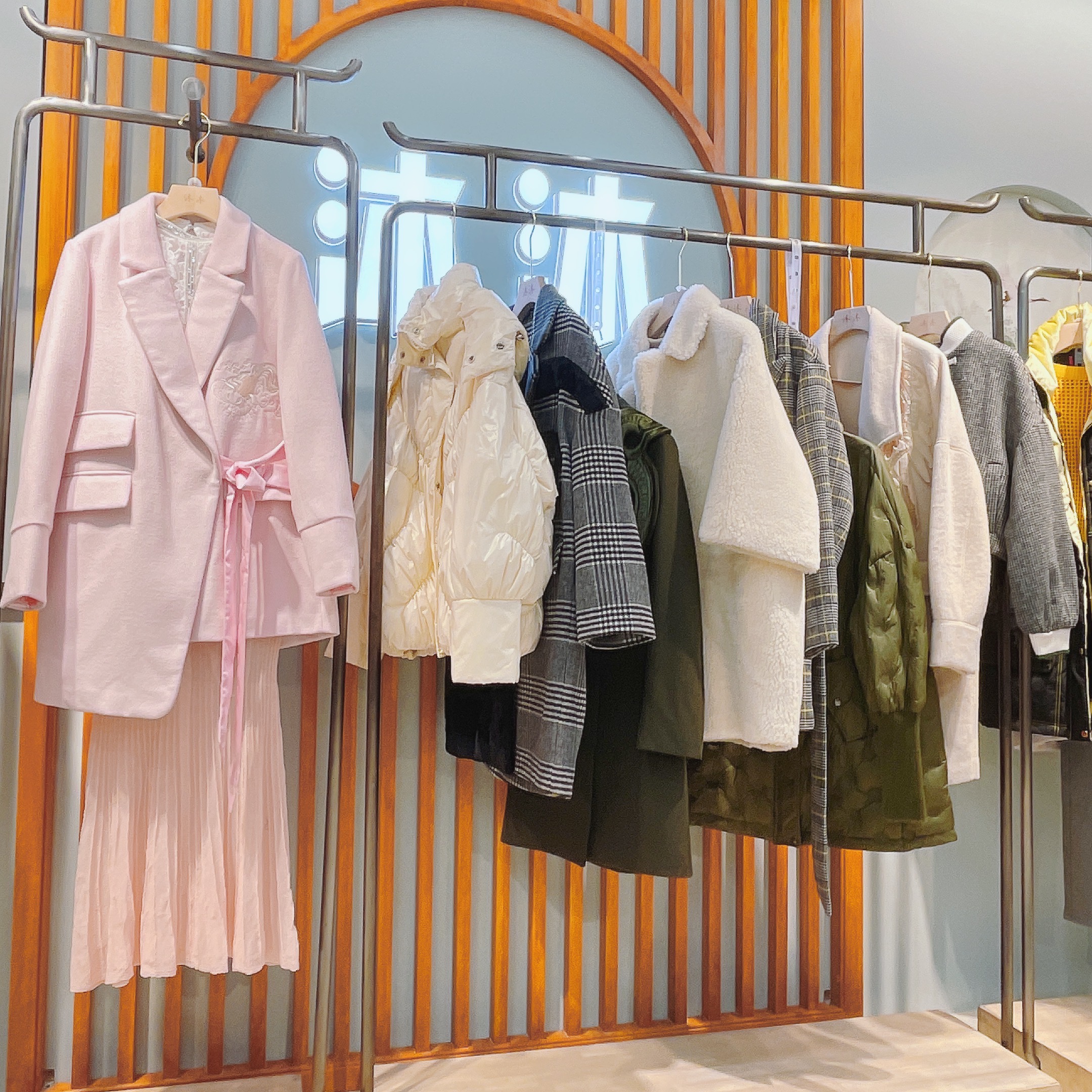 广州折扣女装芭蒂娜电商直播货源一手货源品牌折扣加盟