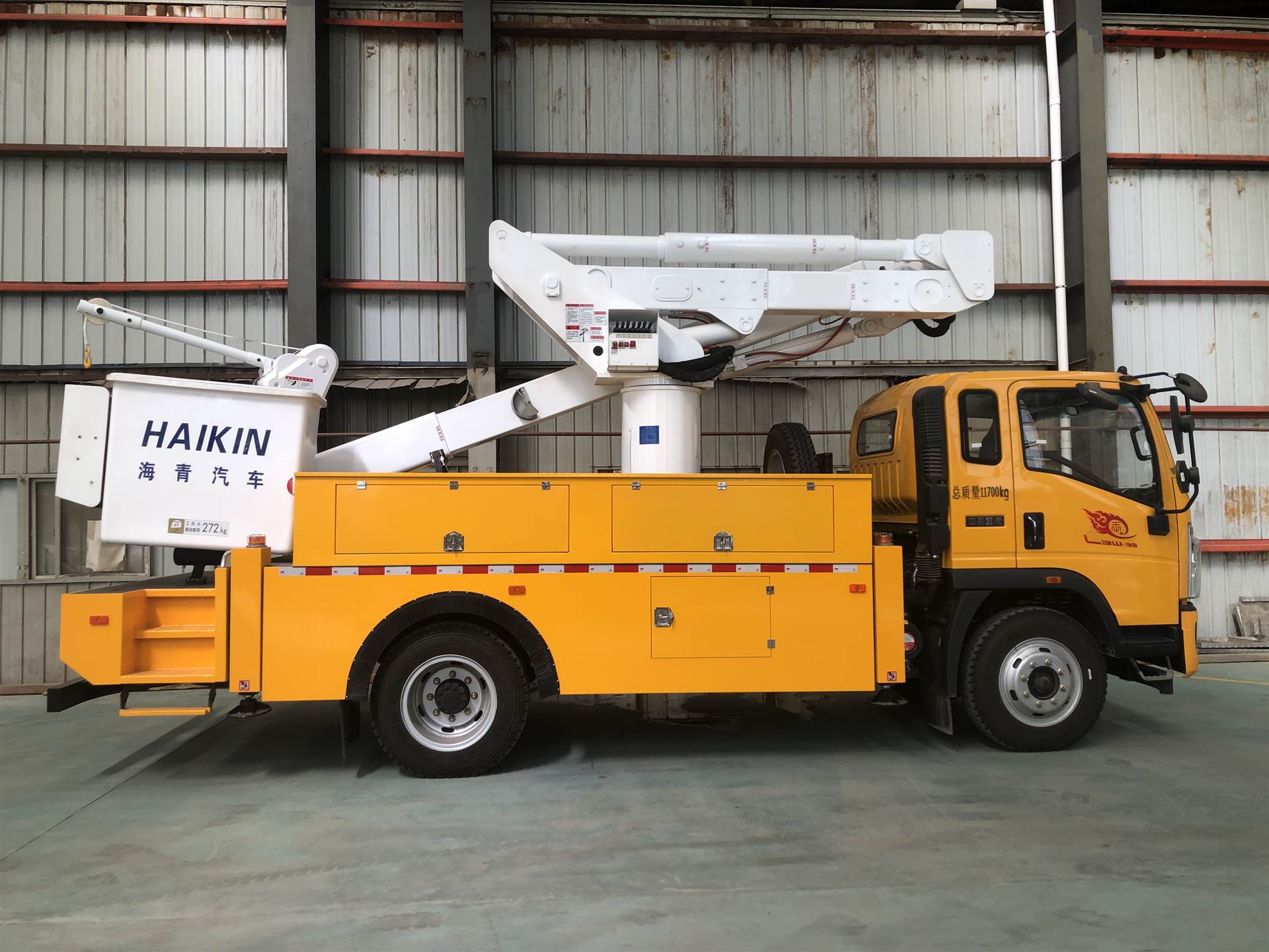 豪沃绝缘斗臂车     国家电网电力必备车