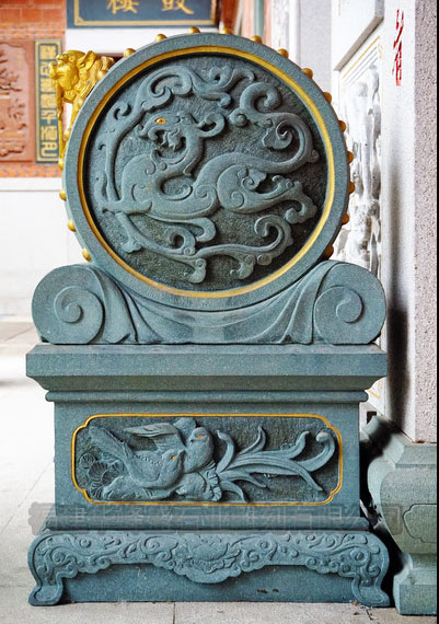 一种是以徽派祠堂宅门抱鼓石为代表的样式,笔者称之为"螺蚌抱鼓石"