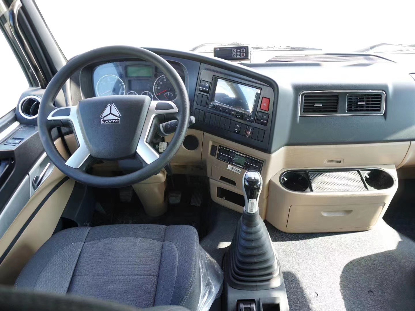 气囊座椅,自动空调,电动翻转驾驶室,abs,中国重汽智能通b版,多媒体