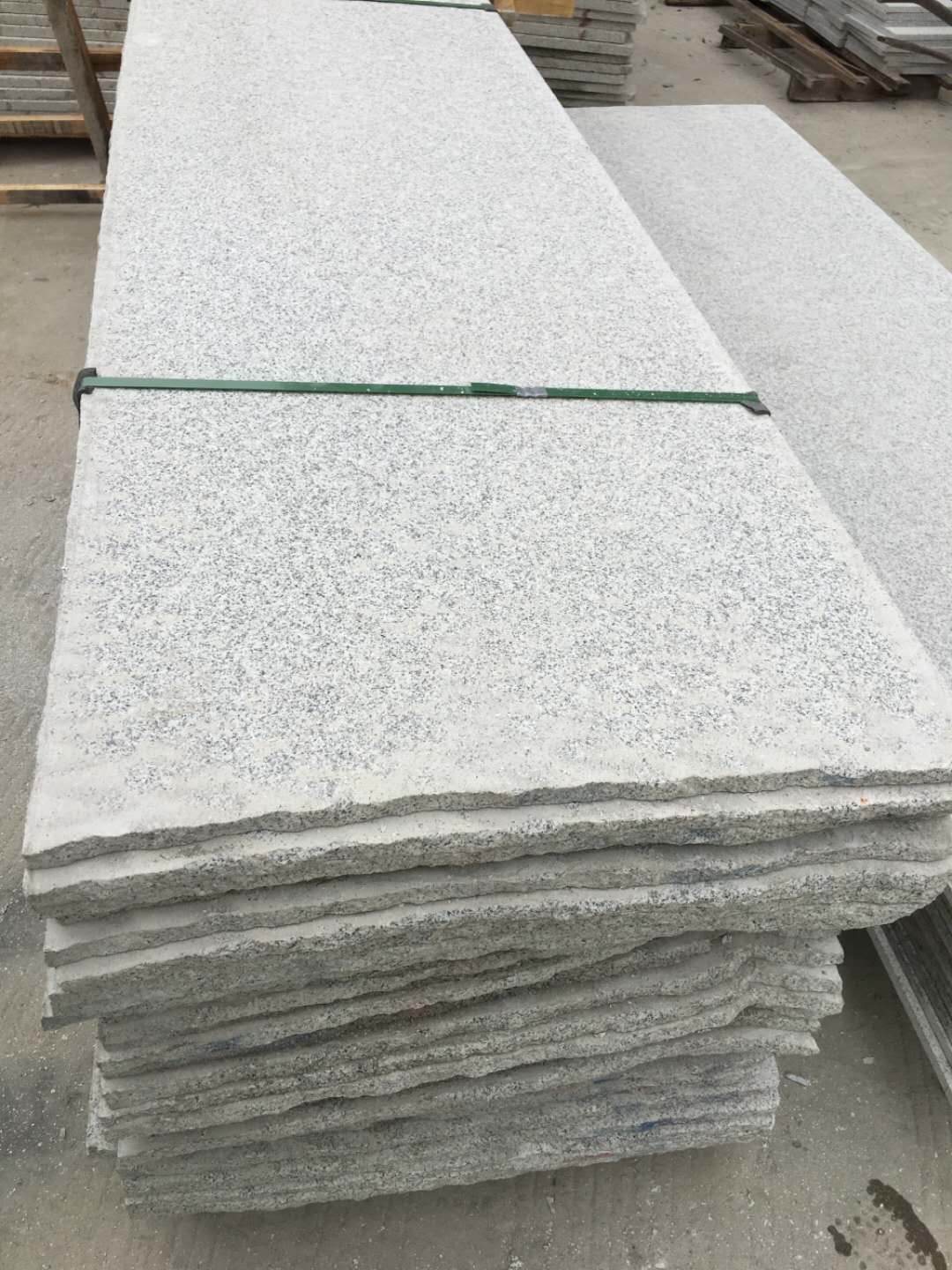 湖北芝麻灰源头厂家 芝麻灰火烧板 挡车柱 路沿石 栏杆柱大量批发