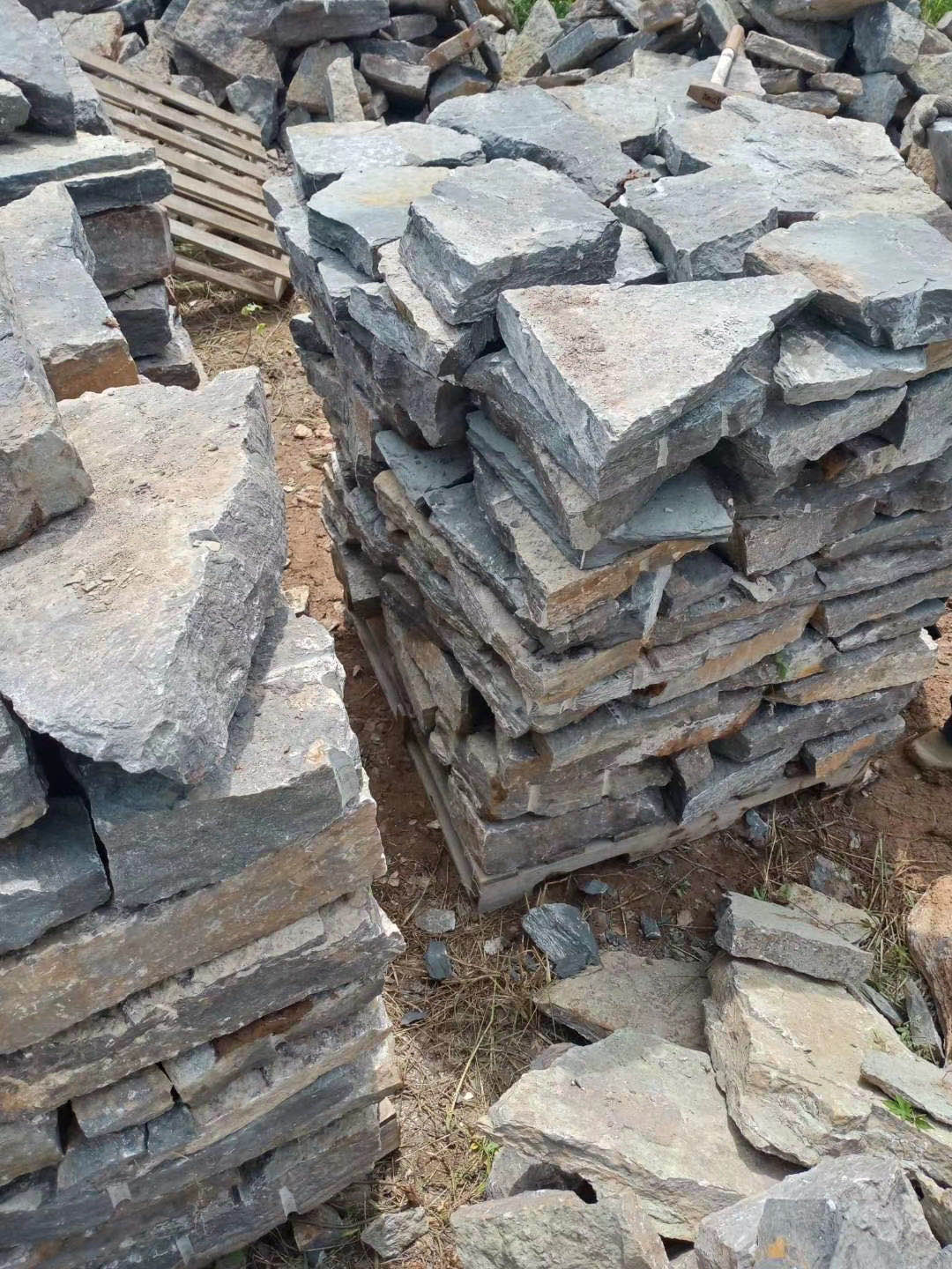 青石冰裂纹板材青石碎拼地铺石山东嘉祥青石厂家