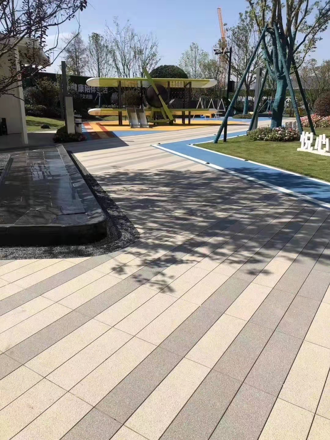 唐山深灰色pc砖18厚生态地铺石芝麻黑pc砖按需定制