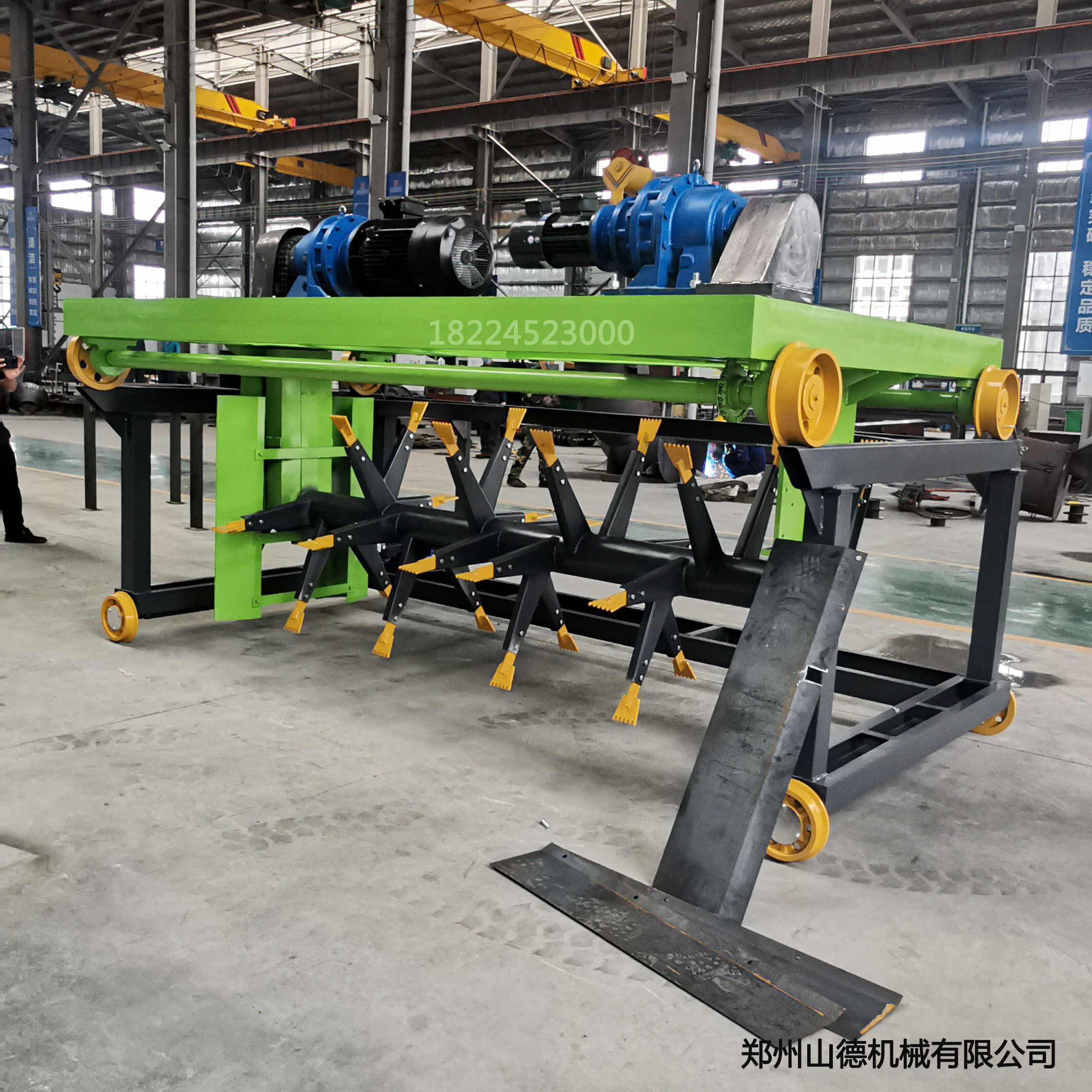 中药渣堆肥发酵翻堆机 山德有机肥加工生产设备 有机肥发酵翻堆机