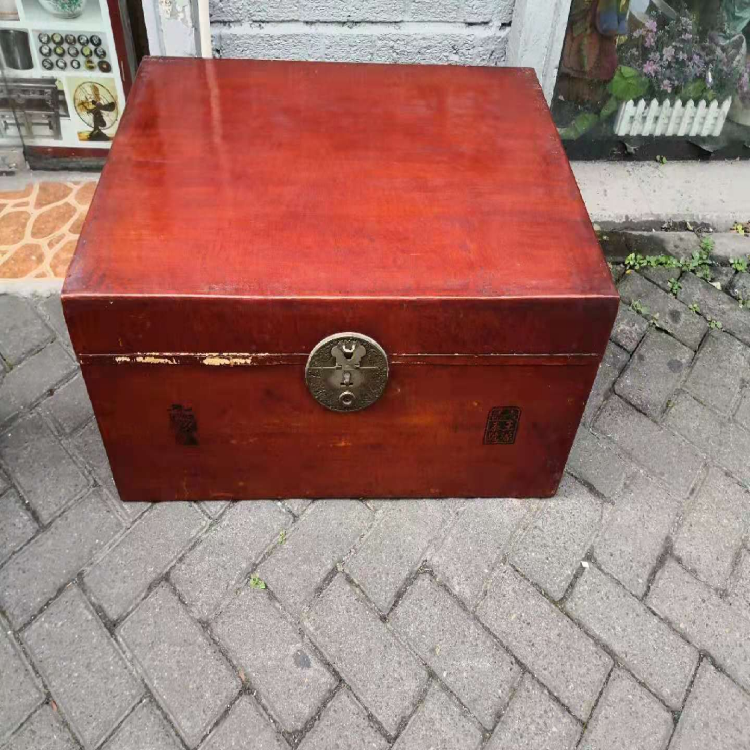 黄浦区解放前老皮箱收购价格,解放前樟木箱回收价格,老红木箱子收购