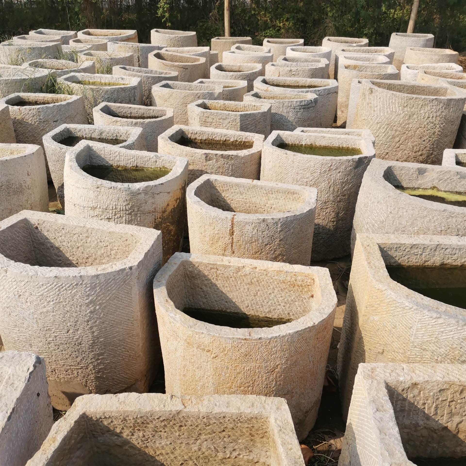 景区搭配老石槽流水摆件 农村半圆石缸 湖南地区 电话报价