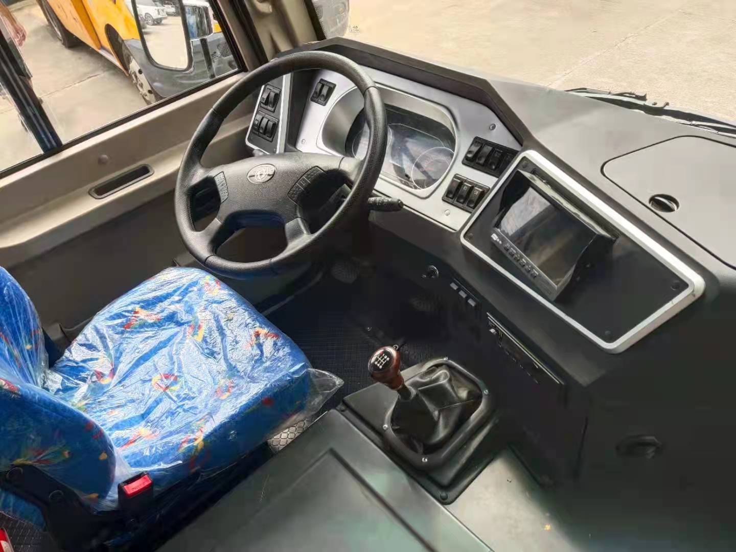 东风莲花中巴厢式货车 河南蓝牌大容积厢货冷藏车