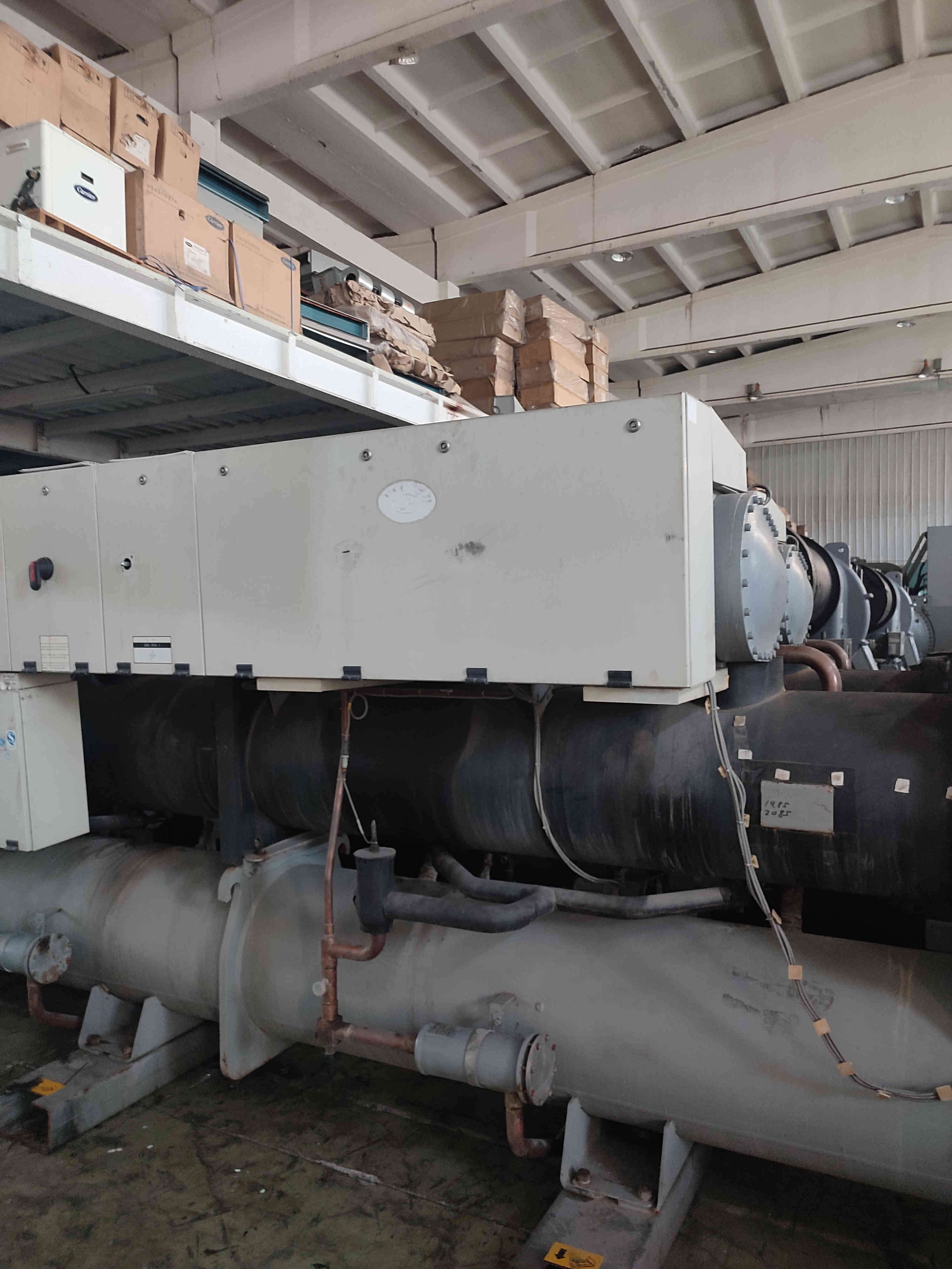 二手开利冷水机运行288小时457冷吨,开利螺杆式水冷冷水机组转让