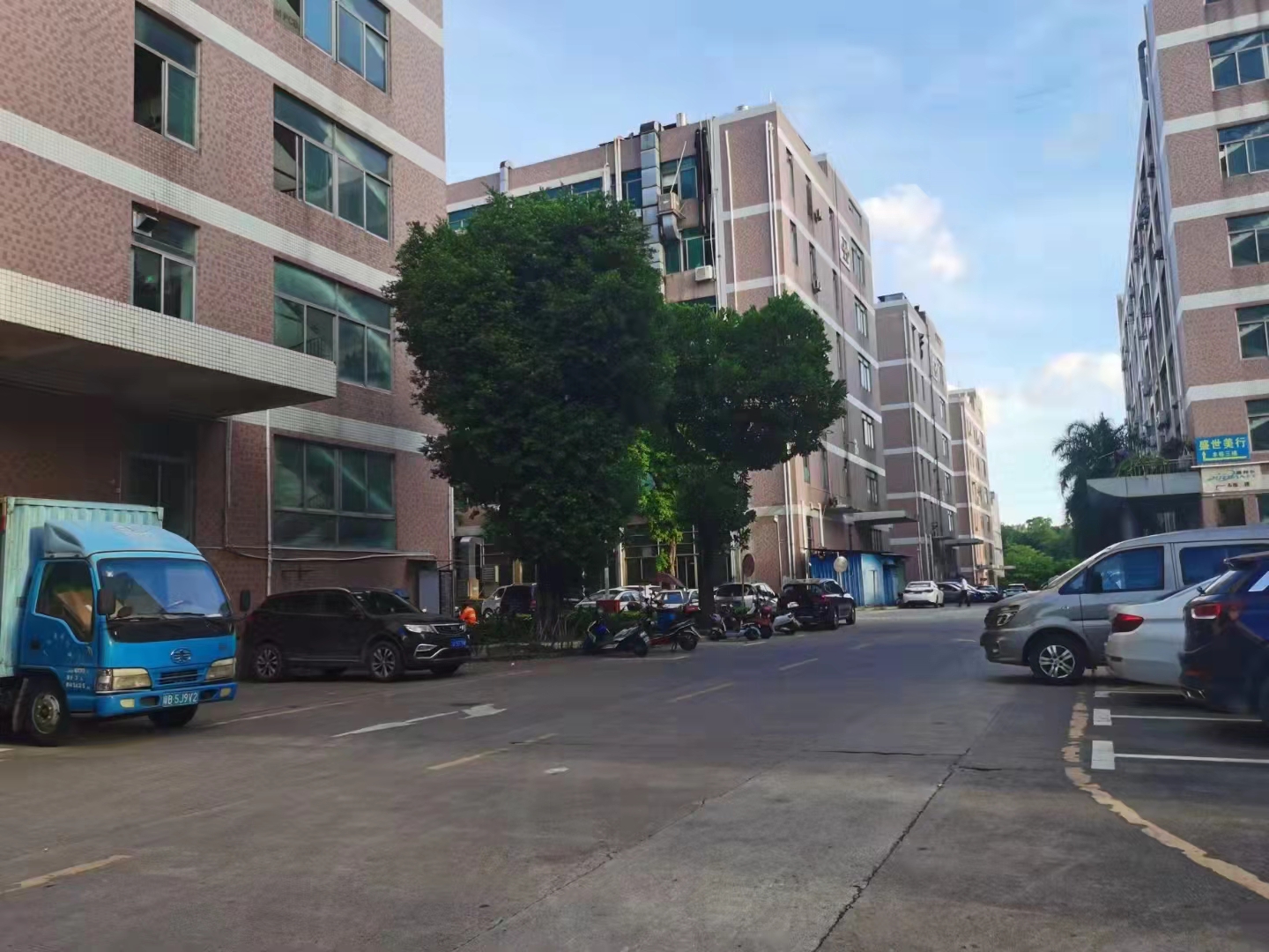 西乡恒丰工业城西乡鹤洲厂房恒丰工业城厂房带卸货平台厂房宝安厂房靠近机