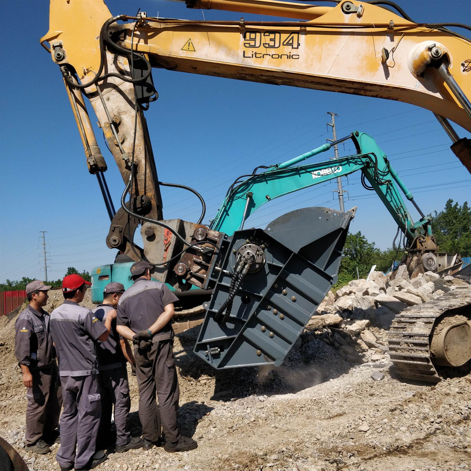 挖掘机移动破碎机石子粉碎铲斗