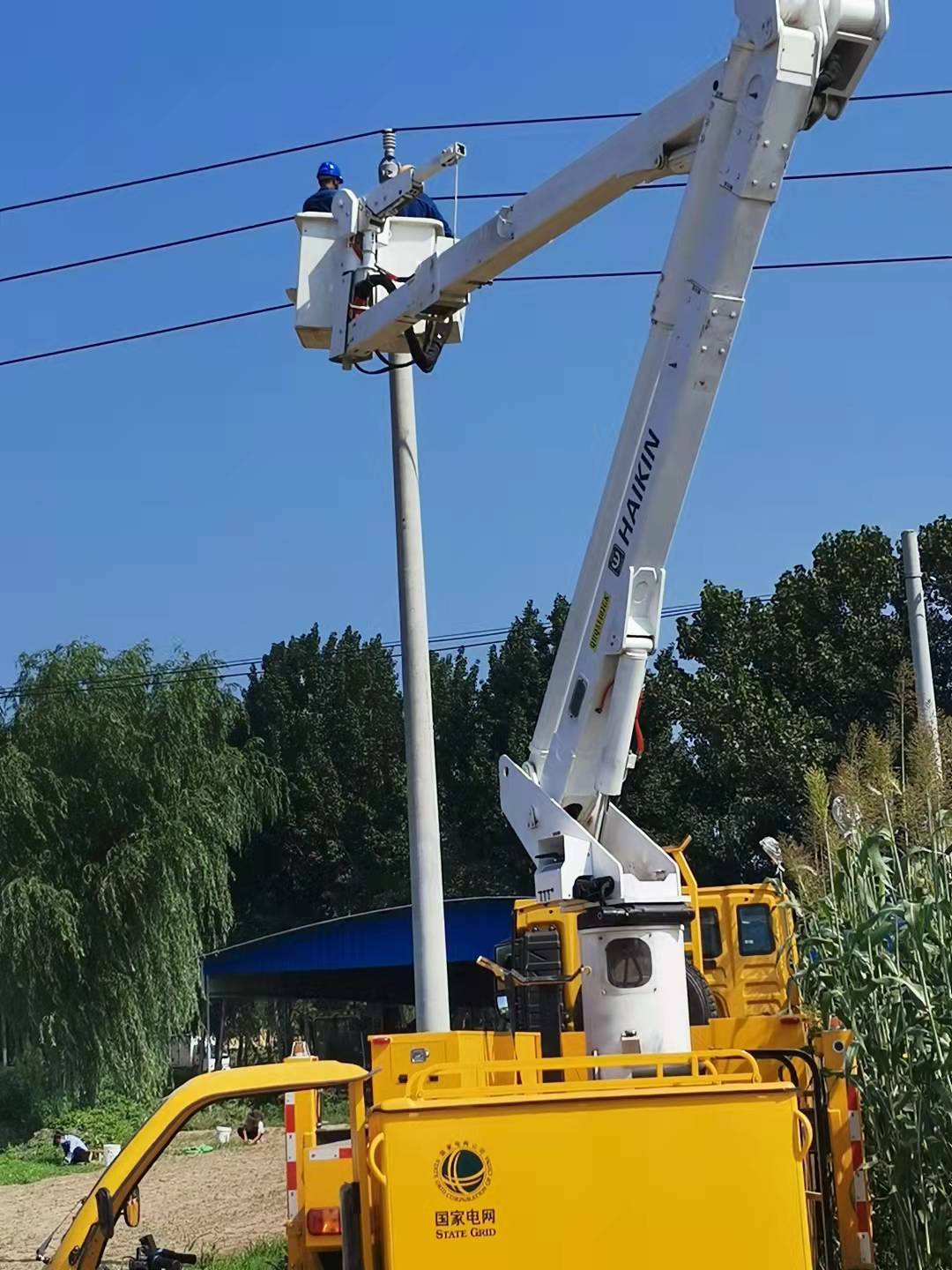 豪沃绝缘斗臂车     国家电网电力必备车