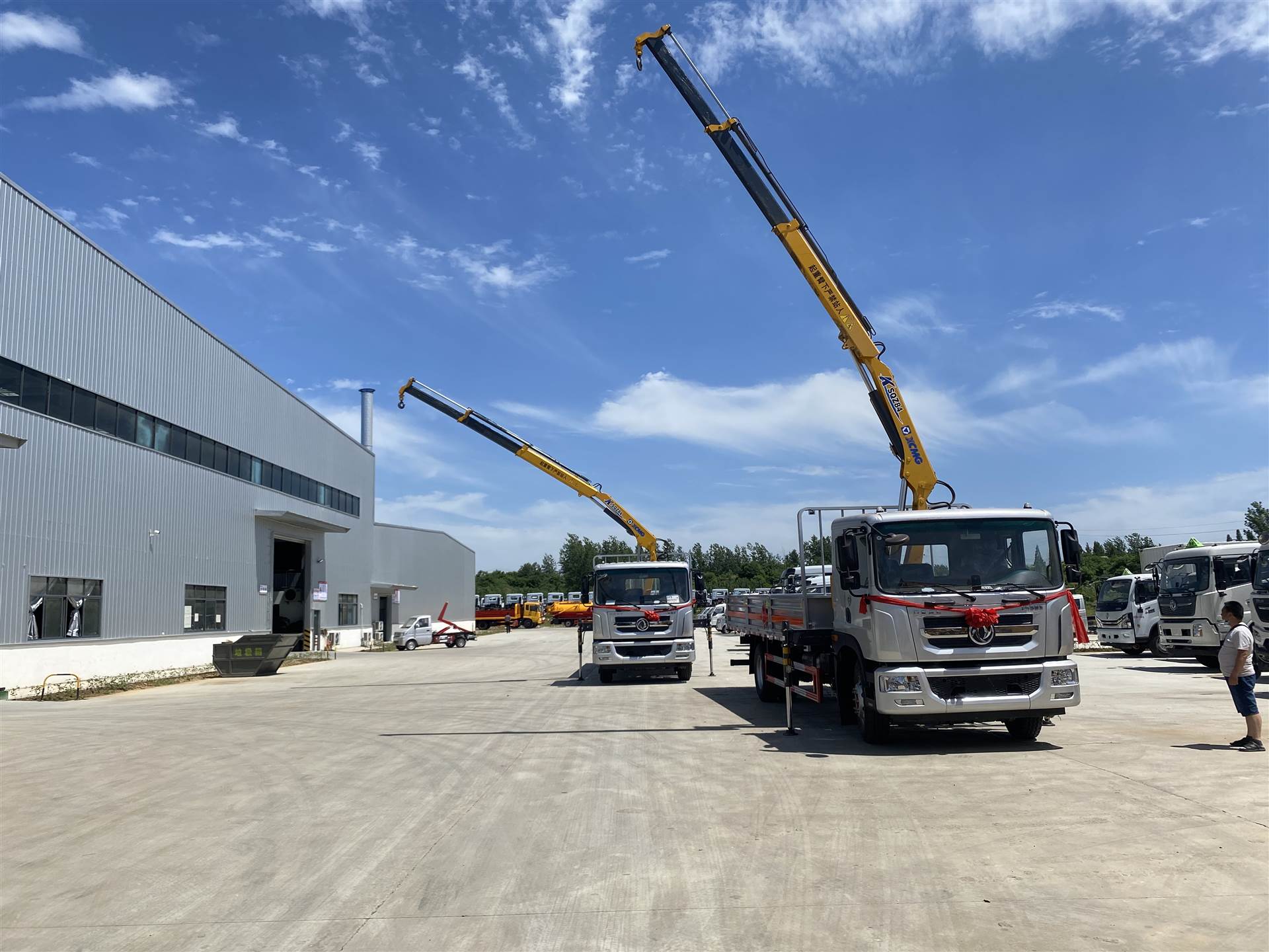 东风d9气瓶运输车带随车吊东风10吨钢瓶运输车气瓶随车吊专用车