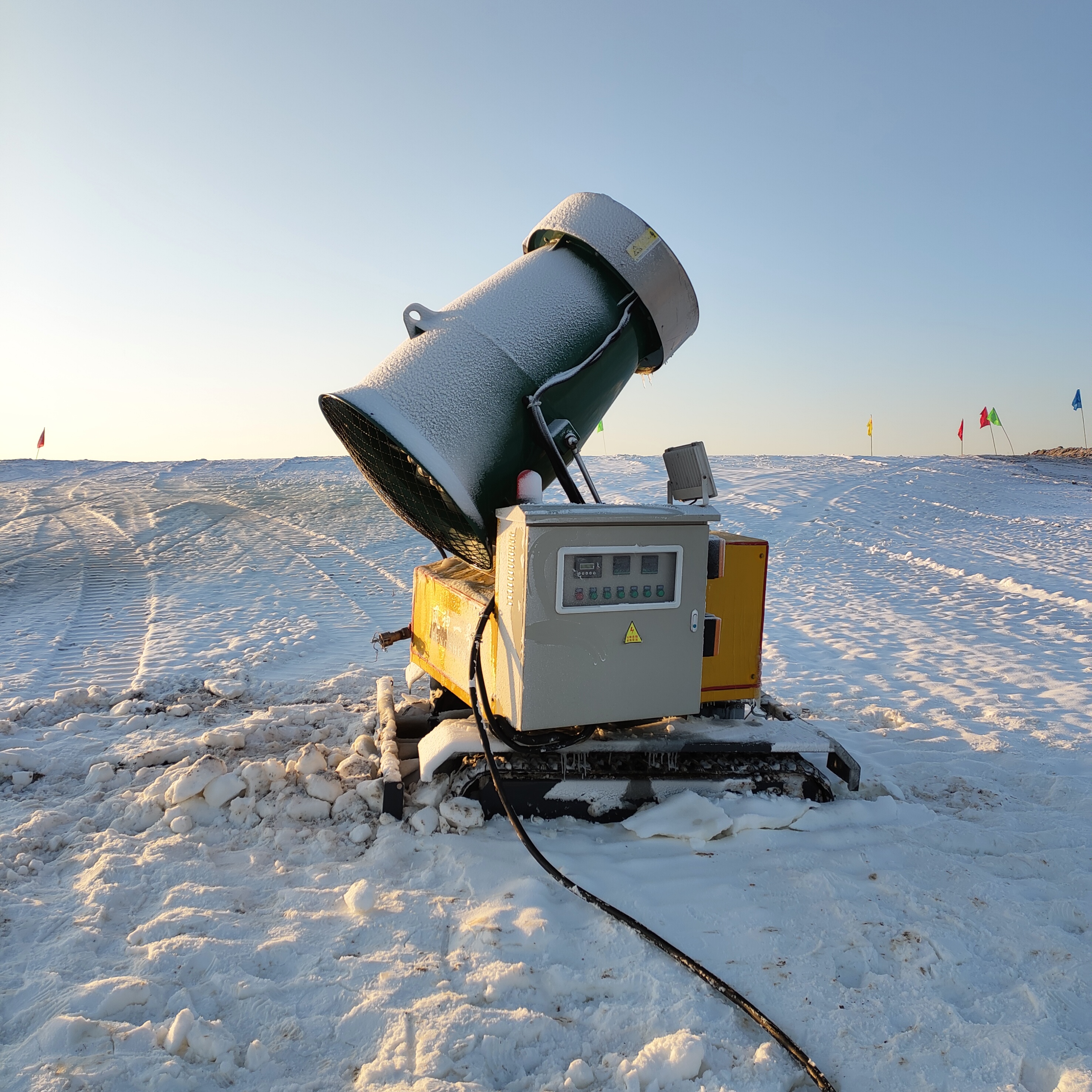 多地形履带造雪机厂家 滑雪道规划造雪机 定做360度可旋转造雪车