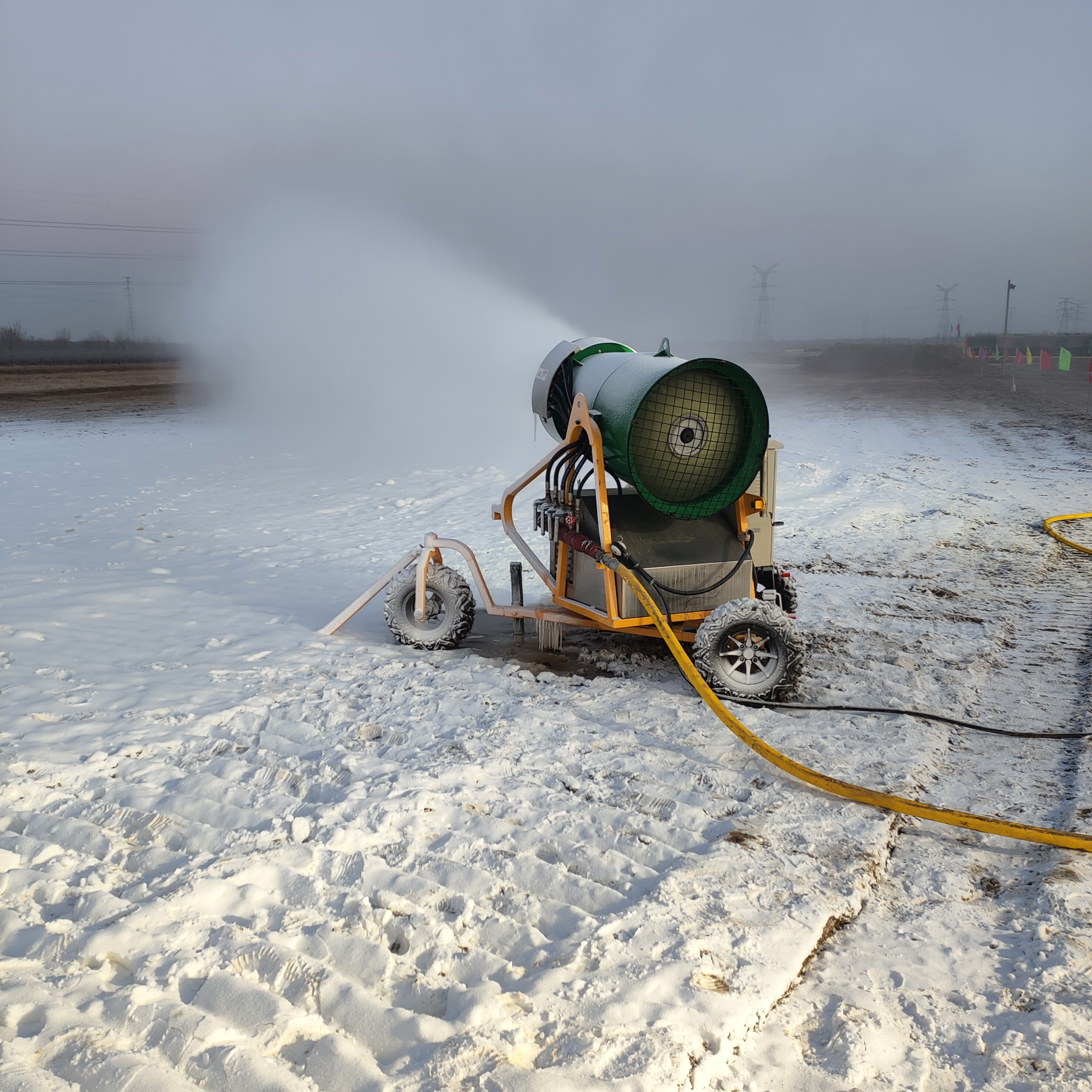 360度可旋转造雪机厂家 厂家直发国产人工造雪机 全电动小型造雪机