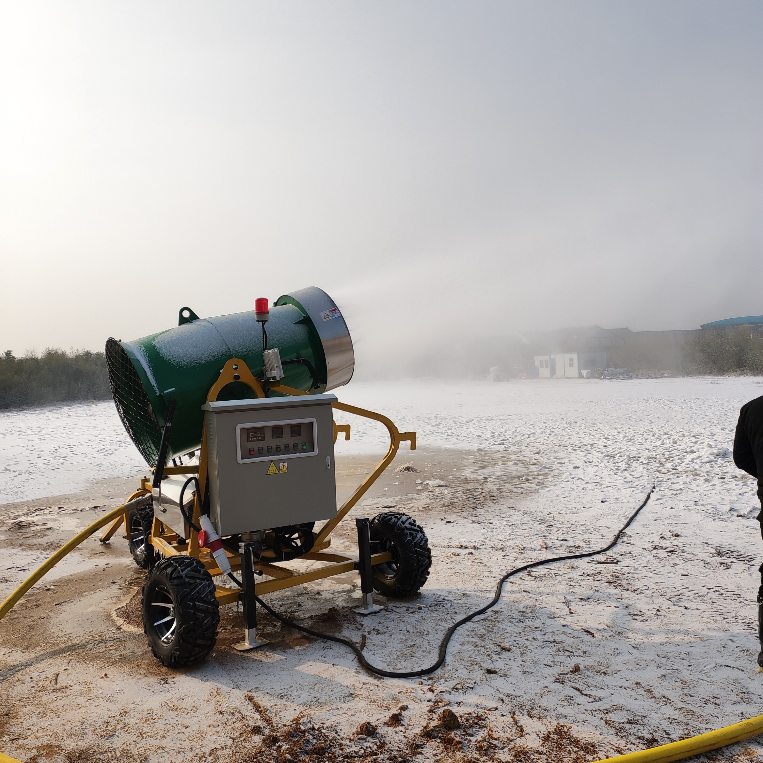多地形履带造雪机厂家 滑雪道规划造雪机 定做360度可旋转造雪车